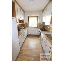 MÖBLIERTE,schöne helle 3,5 Zimmer-Wohnung mit Sonnenloggia u. TG Stellplatz im Zentrum von Erlangen