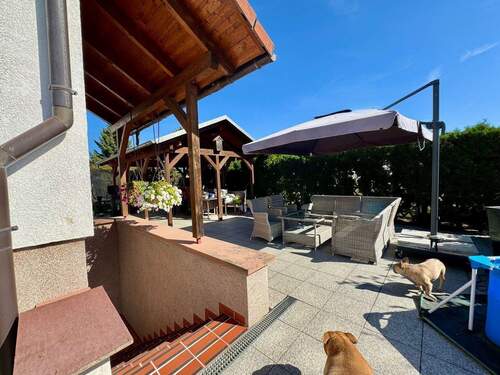 Blick zur Terrasse, links - Außenzugang zum Keller - 