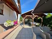 Terrasse, Blick zum Garten - 