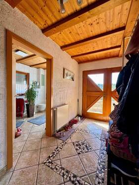 Flur, Blick zum Badezimmer mit Dusche - 