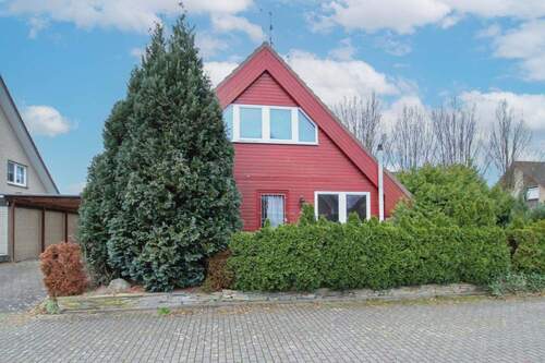 11 Frontansicht mit Carport - 