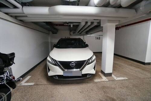 Tiefgaragenstellplatz mit Ladesäule - 