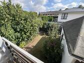 Blick vom Balkon auf die Gartenfläche - 