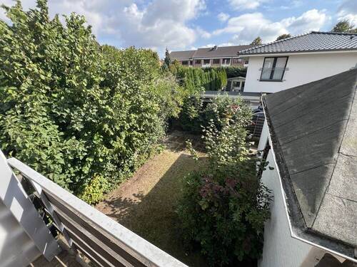 Blick vom Balkon auf die Gartenfläche - 