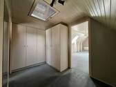 Diele im Dachspitz mit Schränken - 