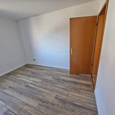 Schlafzimmer mit Laminat - 