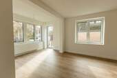 Wohn-/ Essbereich - Helle 4-Zimmer-Wohnung mit kleinem Garten und Stellplatz – Erstbezug nach Sanierung