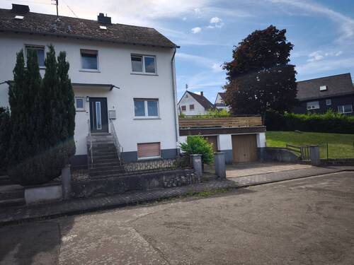 Vorne mit Garagen - Der Lieblingsplatz der Familie ist die Sonnenterrasse, sofort einziehen