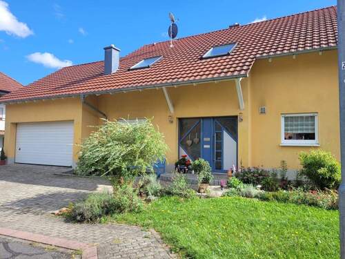 Frontansicht Haus - Für Eigennutzer und Anleger: MFH mit 3 Einheiten und Top-Potenzial in Höpfingen-Waldstetten