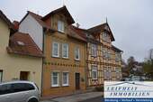 Vorder- und Seitenansicht - Reihenmittelhaus in Schlotheim - 49.000,00&nbsp;EUR Kaufpreis, ca.&nbsp; 101,00&nbsp;m&sup2;&nbsp;Wohnfl&auml;che