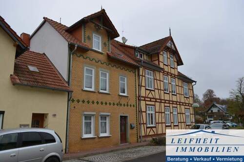 Vorder- und Seitenansicht - Reihenmittelhaus in Schlotheim - 49.000,00&nbsp;EUR Kaufpreis, ca.&nbsp; 101,00&nbsp;m&sup2;&nbsp;Wohnfl&auml;che