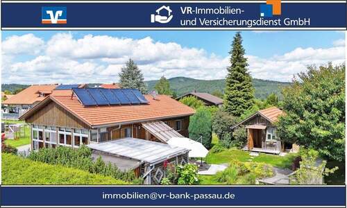 Hausansicht - 'Für Menschen, die das Besondere lieben' Liebevolles Unikat mit 2 Garagen, großzügigem Grundstück und viel Privatsphäre