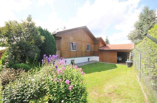 Hausansicht mit Rückseite Garage - 