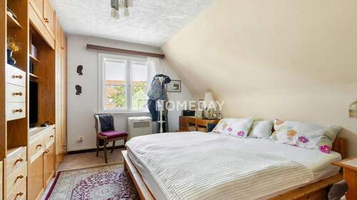 1. OG Schlafzimmer 1 - 