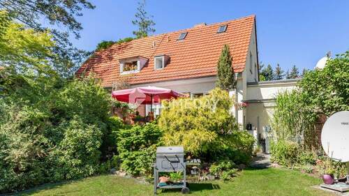 Außenansicht 3 - Attraktive DHH mit Pool, Terrasse, Garage & Gartenidyll in Babelsberg Nord - Verkauf mit Rückmiete