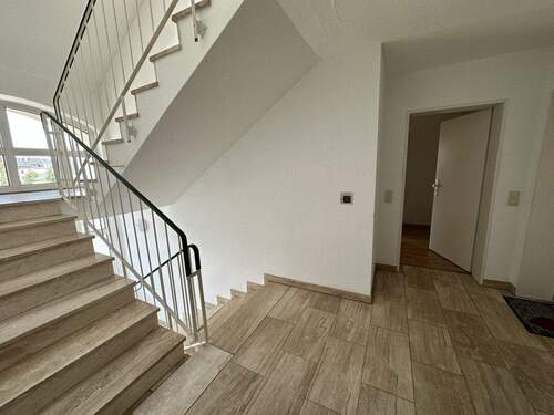 Treppenhaus - 2 Zimmer Etagenwohnung in Plauen