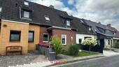 Ansicht vorn - Top gepflegt & gut angebunden: Reihenhaus mit 5 Zimmern, Garten und Garage