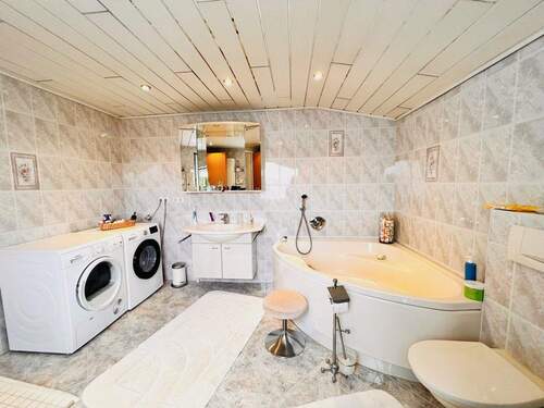 großzügiges Badezimmer - 