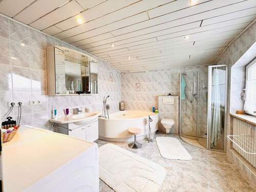 großzügiges Badezimmer - 