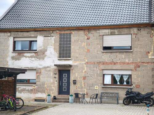 Vorne mit Hoffläche - 8 Zimmer Doppelhaushälfte zum Kaufen in Bergen