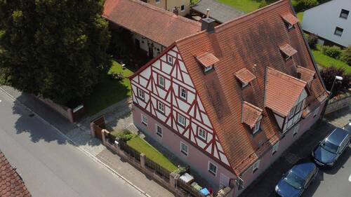 Straßenseite mit Linde - Exklusives FachwerkMehrgenerationenhaus ideal für Wohnen und Arbeiten