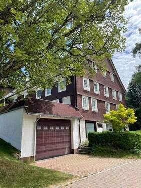 Umgeben von Bäumen - 2-FAMILIEN-SCHWARZWALDHAUS mit Tenne. Viel PLatz für die Großfamilie. Werkstatt und Großraumgarage.