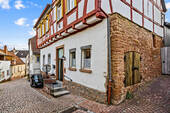Hausansicht - **Denkmalgeschütztes Stadthaus - vielseitig nutzbar - in attraktiver Innenstadtlage von Gelnhausen**