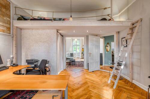 Erstes Kinderzimmer mit Büro und Hochebene - 