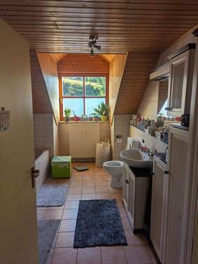 Badezimmer mit Einbauschränken - 