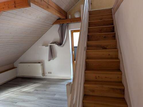 Wohnzimmer Treppe zur Galerie - Etagenwohnung mit 114,00 m² in Altendorf / Mörnsheim zum Kaufen