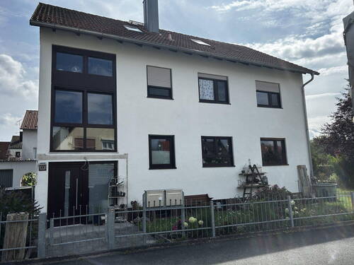 Vorderseite - 9 Zimmer Mehrfamilienhaus, Wohnhaus zum Kaufen in Eckental