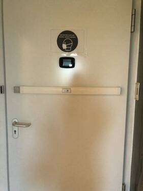 Tür mit digitalen Spion - 