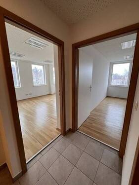Blick vom Flur in Büroraum 1 und 3 - 