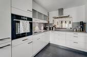 Moderne Küche mit Durchreiche - 