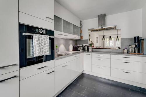 Moderne Küche mit Durchreiche - 
