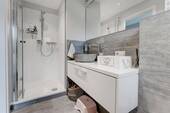 Kleines Badezimmer mit Dusche im EG - 