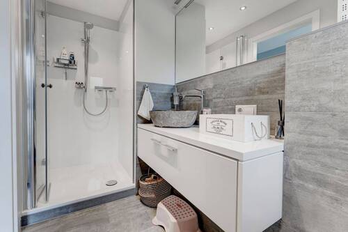 Kleines Badezimmer mit Dusche im EG - 