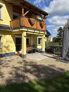 Ansicht mit Terrasse und Balkon - 