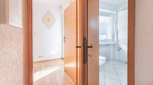 Flur-Blick ins Schlaftimmer und Duschbad - 