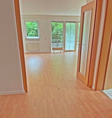 Laminat im Wohnzimmer u. Flur - 