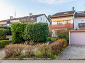 Titelbild - Reihenendhaus mit Hanglage, Einliegerwohnung und traumhaftem Garten in Lörrach