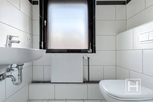Wohnung rechts: Gäste-WC - Mehrfamilienhaus, Wohnhaus mit 145,30 m² in Bad Segeberg zum Kaufen