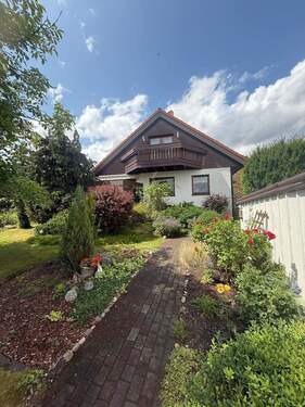 Zugang zum Haus - Traumhaftes Einfamilienhaus mit Pool, Sauna und großem Garten