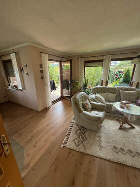 Wohnzimmer mit Zugang zur Terrasse - 4 Zimmer Mehrfamilienhaus, Wohnhaus in Bad Salzungen