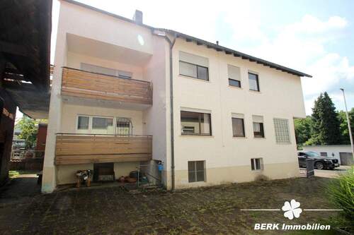 Seitenansicht - BERK Immobilien - Charmantes Einfamilienhaus mit zwei Wohneinheiten und großzügiger Scheune + Garage