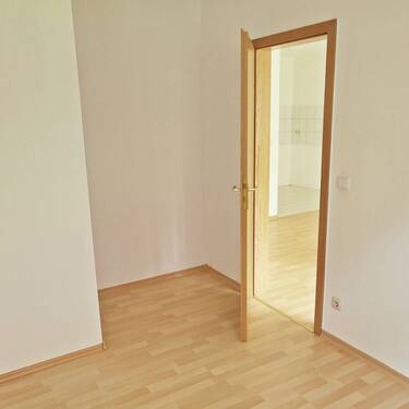 Schlafzimmer mit Laminat - 