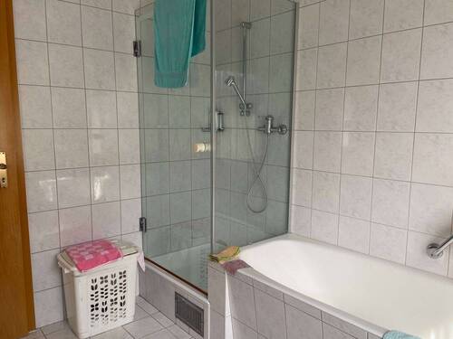 Bad mit Wanne und Dusche - 