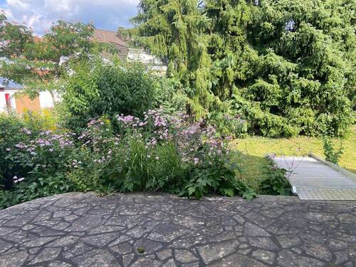 Die Natur als Nachbar - Wohnhaus mit Einliegerwohnung und großem Garten in Hanglage