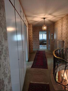 Flur mit Einbauschränken - 