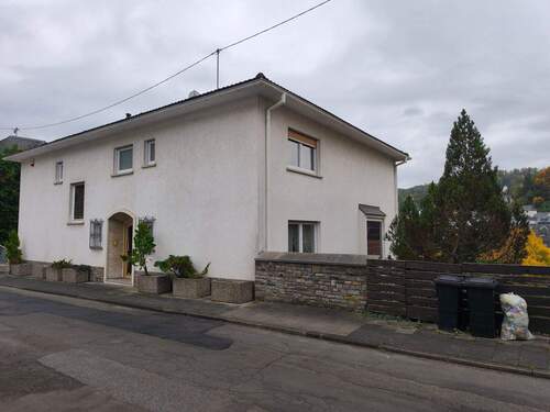 Vorne mit Haupteingang - 1 Zimmer Mehrfamilienhaus, Wohnhaus in Idar-Oberstein